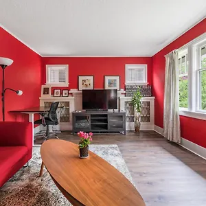Charming Garden Retreat In Prime Van Location Holiday home Vancouver